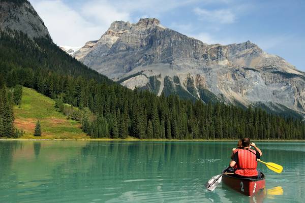 A man paddles on Lake Cle Elum